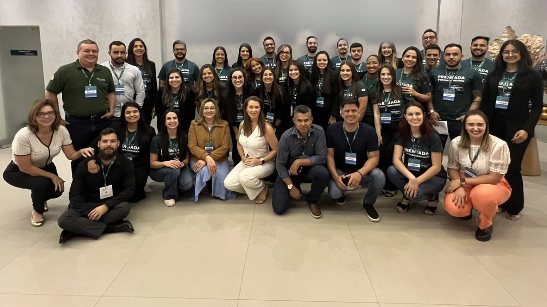 Turma de lideranças em encontro da Mentorei